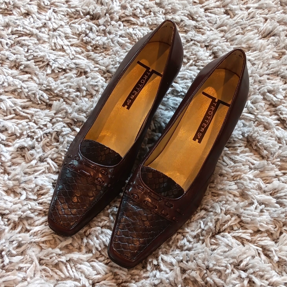 Trotters brown leather heels